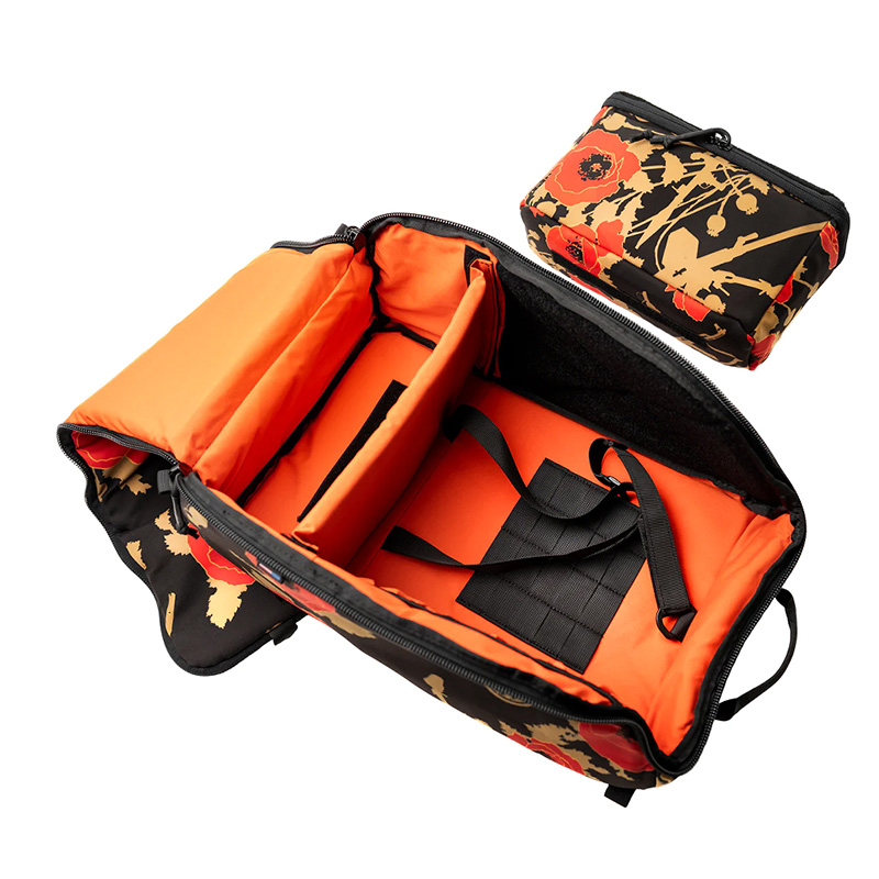 Padded helmet carrying bag with handle